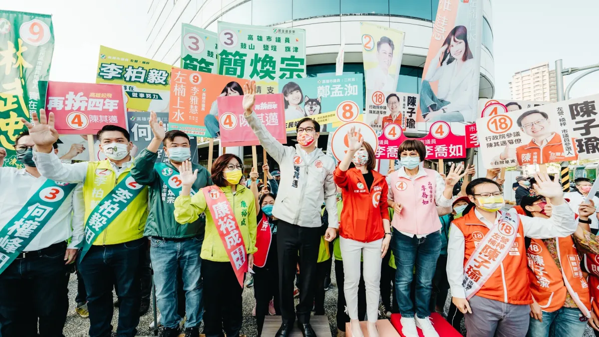 高雄市長陳其邁今早與同黨市議員參選人,現身高雄市主要交通幹道博愛、大順路口,帶著滿滿活力和上班、上課的市民朋友問候早安。(圖/陳其邁競總提供)
