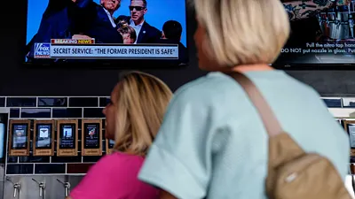 2024年7月13日,川普在賓州巴特勒市的競選造勢活動遭遇槍擊,美國民眾正在收看電視報導。(美聯社)