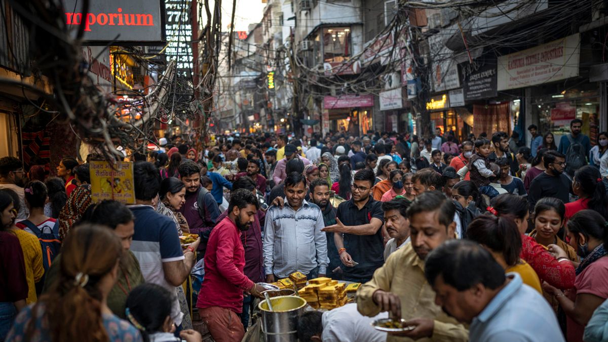 圖為印度新德里人山人海的鬧區。(美聯社) 圖為印度新德里人山人海的鬧區。(美聯社)