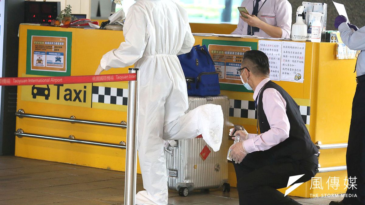 作者分享在防疫期間來台隔離的狀況,並稱讚台灣政府和民間共同合作打造的防疫體制,可說是滴水不漏。圖為1名入境旅客搭乘防疫計程車前進行消毒。(資料照,柯承惠攝) 作者分享在防疫期間來台隔離的狀況,並稱讚台灣政府和民間共同合作打造的防疫體制,可說是滴水不漏。圖為1名入境旅客搭乘防疫計程車前進行消毒。(資料照,柯承惠攝)