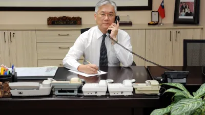 兩岸事務首長熱線30日開通,陸委會主委夏立言和中國國台辦主任張志軍透過熱線通話,肯定兩岸關係發展成果,並互祝新年快樂。(陸委會)