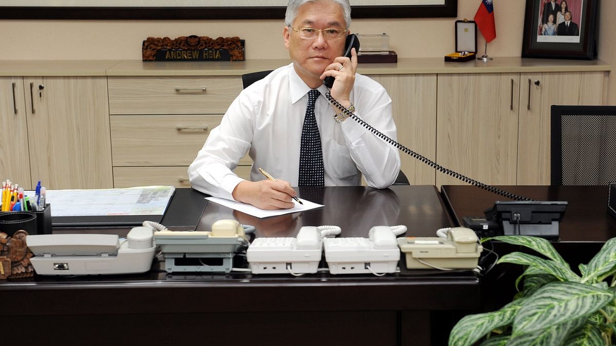 兩岸事務首長熱線30日開通,陸委會主委夏立言和中國國台辦主任張志軍透過熱線通話,肯定兩岸關係發展成果,並互祝新年快樂。(陸委會) 兩岸事務首長熱線30日開通,陸委會主委夏立言和中國國台辦主任張志軍透過熱線通話,肯定兩岸關係發展成果,並互祝新年快樂。(陸委會)