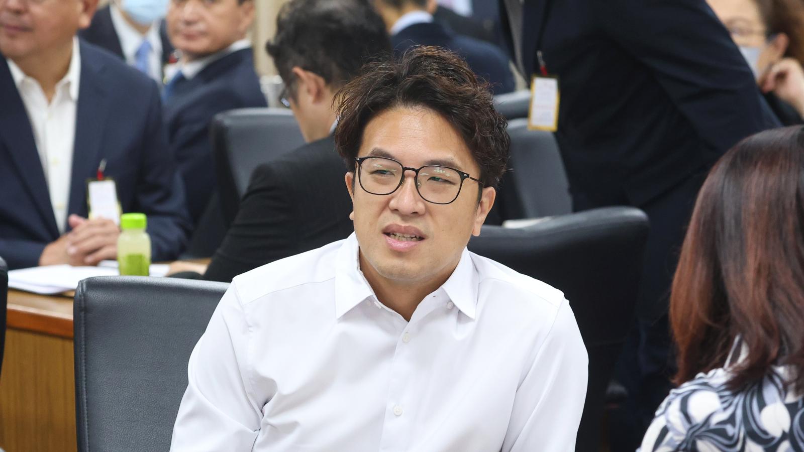 沈伯洋拋股市與停班課脫鉤 羅智強提1事轟:跨縣市通勤的風險誰承擔