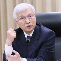 中央銀行総裁の楊金龍氏が19日に央行理監事合同会議後の記者会見に出席した。(柯承惠撮影) 中央銀行総裁の楊金龍氏が19日に央行理監事合同会議後の記者会見に出席した。(柯承惠撮影)