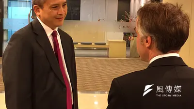 美國在台協會處長梅健華(Kin Moy,左)17日下午低調隻身赴法國在台協會,除當面向法國在台協會主任紀博偉(Benoît Guidée)轉達美國政府的哀悼之意外,同時表達美國將全力支持法國。(仇佩芬攝)