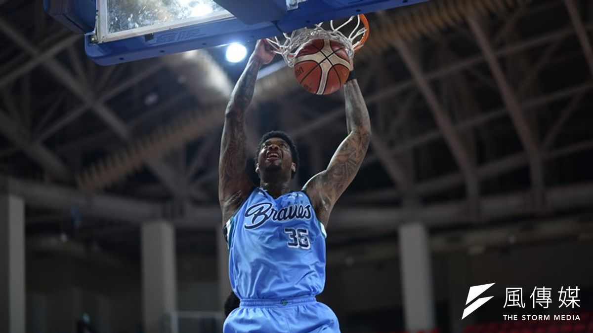 富邦勇士今天以97比92擊敗台銀,不過第二節被台銀一口氣將比分追近至個位數,讓許晉哲相當不滿。(資料照,王永志攝) 富邦勇士今天以97比92擊敗台銀,不過第二節被台銀一口氣將比分追近至個位數,讓許晉哲相當不滿。(資料照,王永志攝)