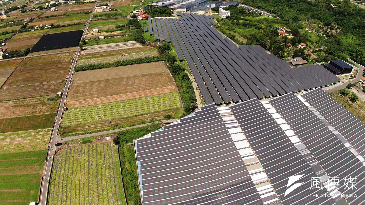 中鋼公司將投資9.592億元,與子公司(中宇、中碳及中龍)共同成立太陽能電業特許公司,規劃在集團廠區約80公頃的廠房屋頂建置80MW(百萬瓦)太陽能發電裝置。(楊伯祿攝) 中鋼公司將投資9.592億元,與子公司(中宇、中碳及中龍)共同成立太陽能電業特許公司,規劃在集團廠區約80公頃的廠房屋頂建置80MW(百萬瓦)太陽能發電裝置。(楊伯祿攝)