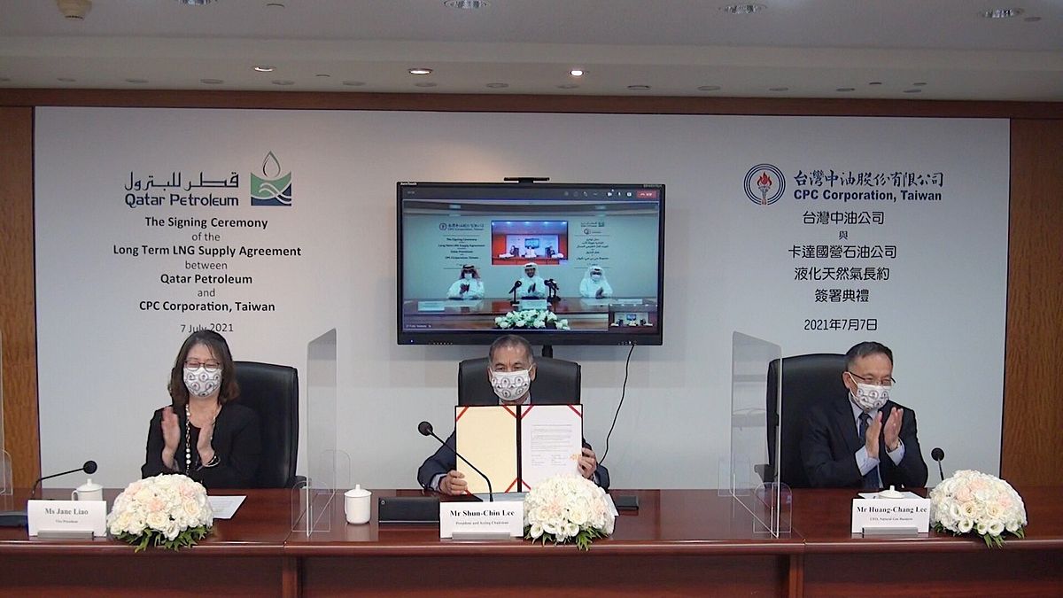 簽約儀式透過視訊方式進行,由卡達能源部長兼卡達國營石油公司總經理Mr. Saad Sherida Al-Kaabi 及台灣中油公司代董事長李順欽代表雙方簽署。(圖/台灣中油提供) 簽約儀式透過視訊方式進行,由卡達能源部長兼卡達國營石油公司總經理Mr. Saad Sherida Al-Kaabi 及台灣中油公司代董事長李順欽代表雙方簽署。(圖/台灣中油提供)