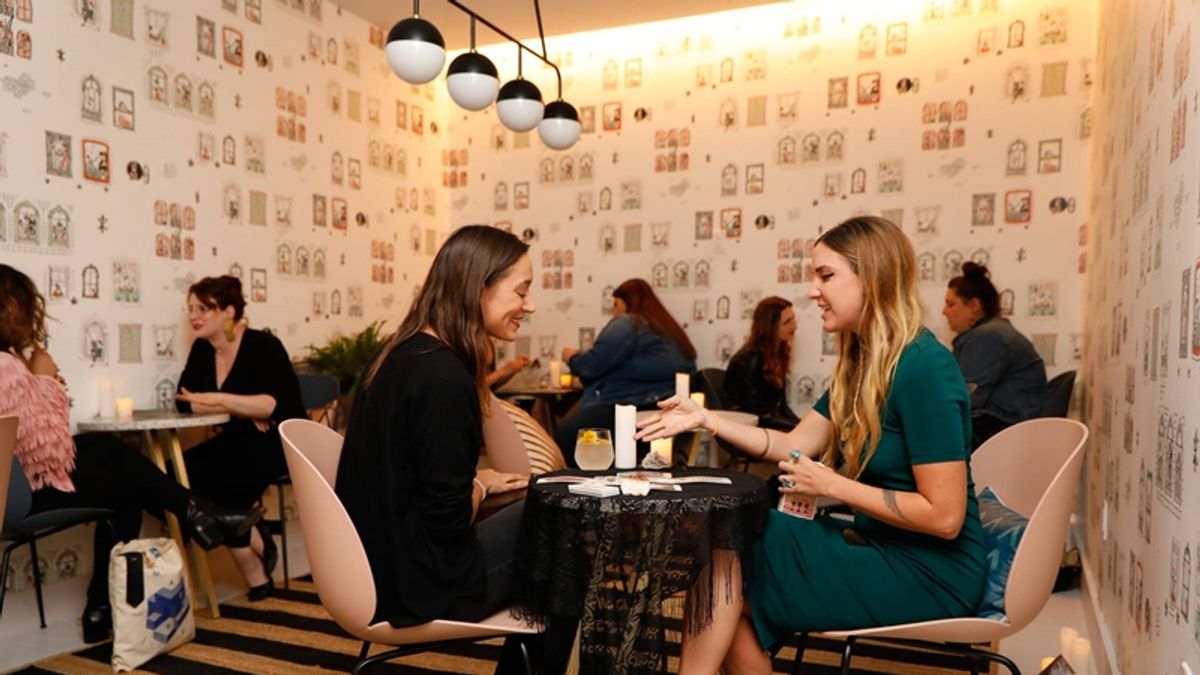 社群網站的互動模式是否讓人感到有點疏離?美國這家企業將老派的實體社交重新打造,專屬於女性的新穎社交空間就此誕生!(圖/取自The Wing FB) 社群網站的互動模式是否讓人感到有點疏離?美國這家企業將老派的實體社交重新打造,專屬於女性的新穎社交空間就此誕生!(圖/取自The Wing FB)