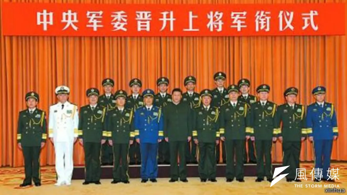 習近平與晉升上將軍銜的軍官合影。(BBC中文網)