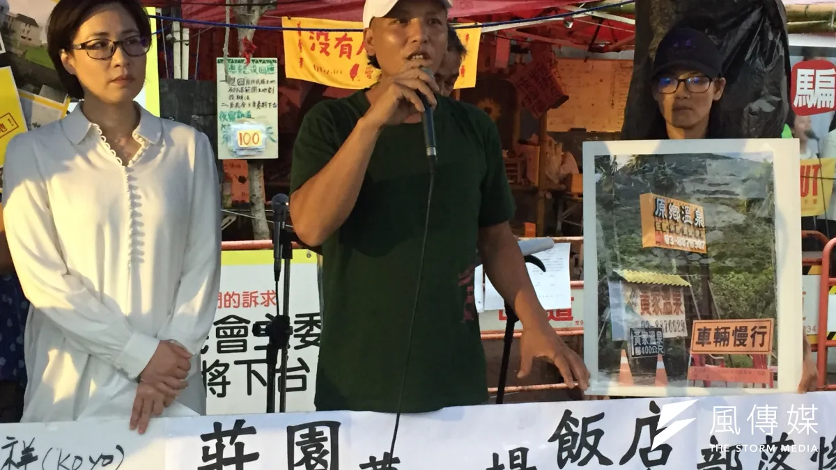 阿美族青年林高捷(中)說,瑞祥部落90%的土地都在大興土木,進行旅館業的開發。(石秀娟攝)