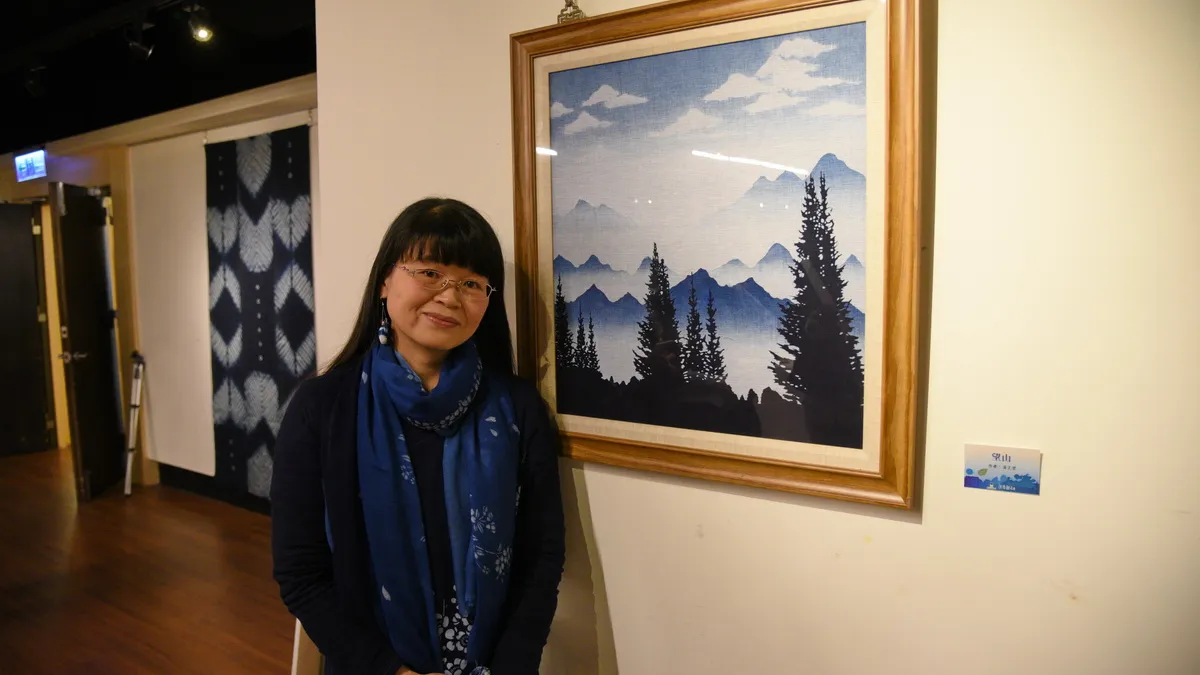 湯文君的藍染作品「望山」,將藍染化為一幅水彩山水畫,須經過7道工序,花費7個工作天才能完成,是台灣少見的技法。(圖/南投縣政府提供)