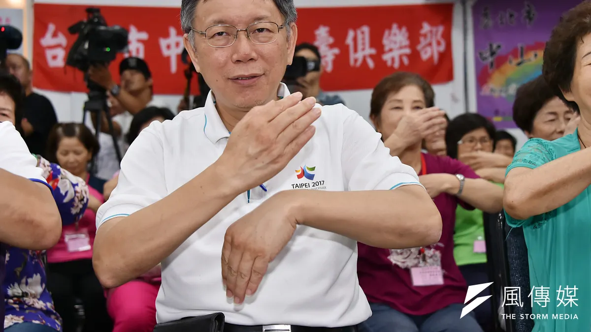 台北市長柯文哲表示,他任內把過去每年齊頭發放的敬老金,改以其他方式回饋長者,像是成立社區共餐據點、社區整合照顧服務的基層長照系統、由聯醫服務據點提供居家醫療、護理及營養等一站式服務。圖為柯文哲赴老人共餐據點。(資料照,取自台北市政府)