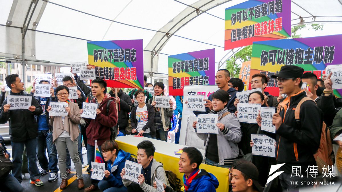 立法院24日舉辦同性婚姻修法公聽會,場外挺同婚的伴侶盟舉辦街頭公聽會聲援。(陳明仁攝) 立法院24日舉辦同性婚姻修法公聽會,場外挺同婚的伴侶盟舉辦街頭公聽會聲援。(陳明仁攝)