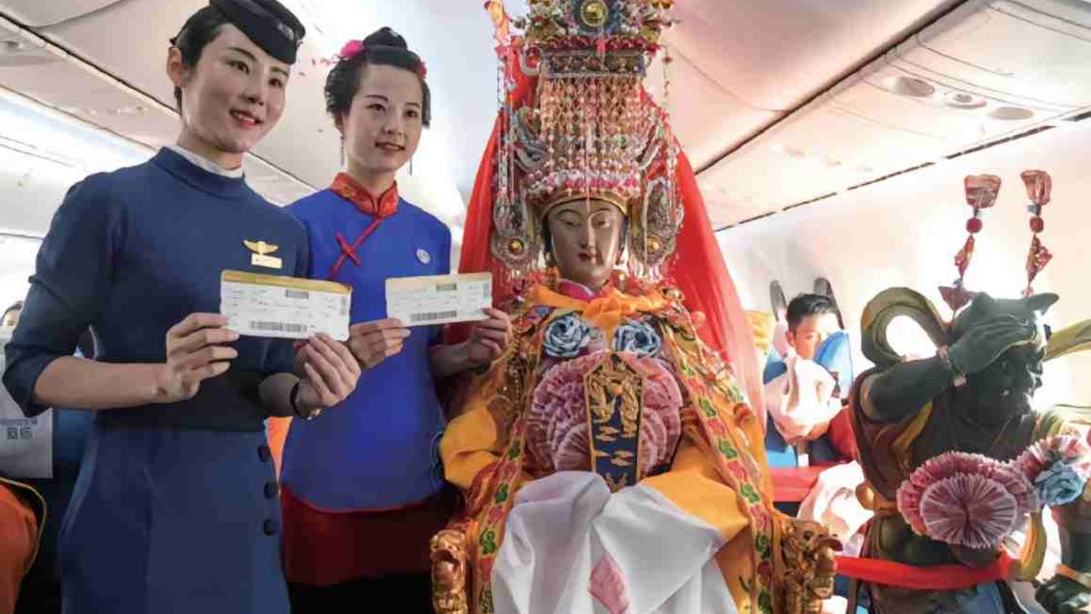 媽祖經常搭乘廈門航空前往世界各地,為此地方政府特別製作屬於祂的「專屬登機證」。(圖/截取自抖音/媽祖文化網) 媽祖經常搭乘廈門航空前往世界各地,為此地方政府特別製作屬於祂的「專屬登機證」。(圖/截取自抖音/媽祖文化網)