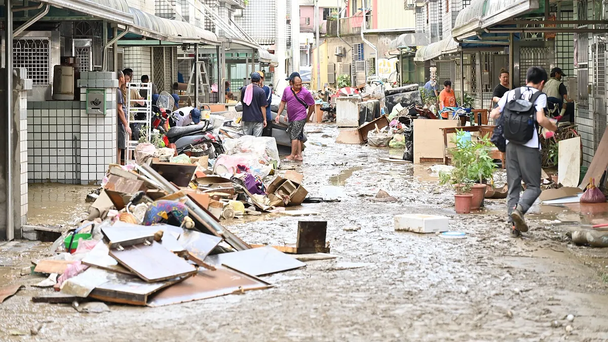 有民眾在公開社團發文說道,「15年又重來一次,家園又毀,蘇澳的排水系統到底是怎麼排啊?我們有多少能耐可以這樣一次又一次的毀滅」、「蘇澳上次大淹水過15年還在原定打轉」。(圖/取自宜蘭縣政府粉專) 有民眾在公開社團發文說道,「15年又重來一次,家園又毀,蘇澳的排水系統到底是怎麼排啊?我們有多少能耐可以這樣一次又一次的毀滅」、「蘇澳上次大淹水過15年還在原定打轉」。(圖/取自宜蘭縣政府粉專)