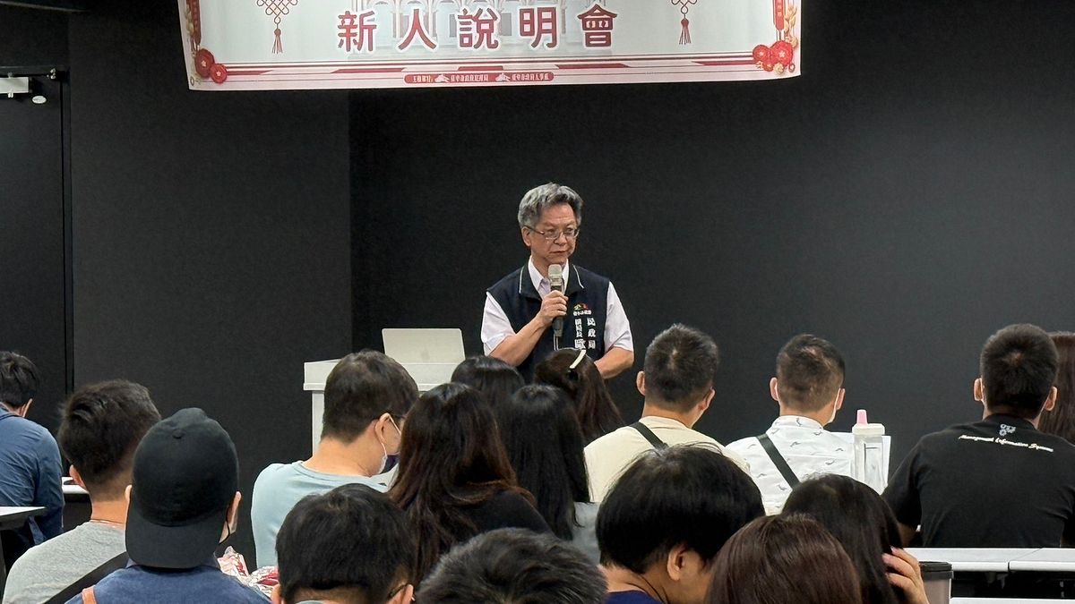 臺中市政府民政局歐陽明副局長爲100對新人獻上婚禮祝福。(圖/台中市民政局提供) 臺中市政府民政局歐陽明副局長爲100對新人獻上婚禮祝福。(圖/台中市民政局提供)