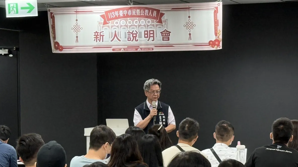 臺中市政府民政局歐陽明副局長爲100對新人獻上婚禮祝福。(圖/台中市民政局提供)