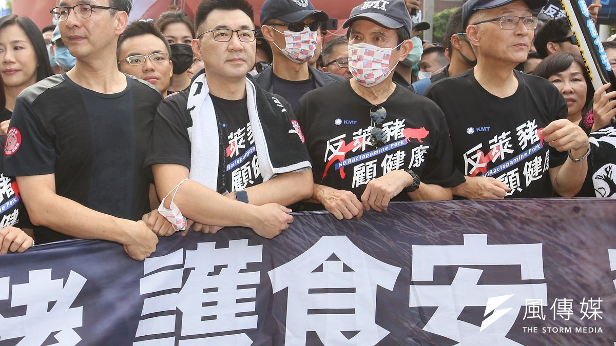 在社會輿論中,多數選擇將議題與參與秋鬥的國民黨、民眾黨作連結,那些與國、眾兩黨本就非同路人的勞工、迫遷戶或環境團體,被迫與這些政黨成為一丘之貉,即便這些政黨或許根本不認同他們的理念。(柯承惠攝) 在社會輿論中,多數選擇將議題與參與秋鬥的國民黨、民眾黨作連結,那些與國、眾兩黨本就非同路人的勞工、迫遷戶或環境團體,被迫與這些政黨成為一丘之貉,即便這些政黨或許根本不認同他們的理念。(柯承惠攝)