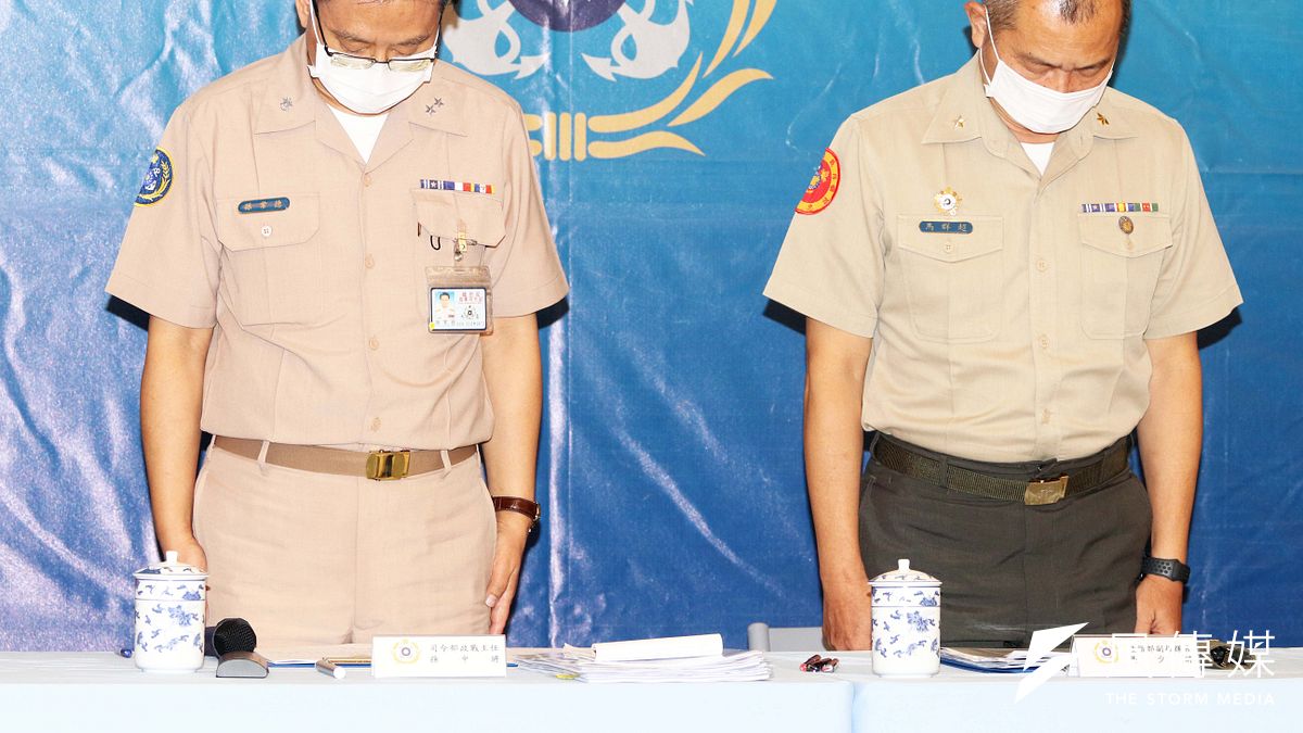 針對海軍陸戰隊翻艇意外釀死傷,海軍司令部今(6)日下午召開記者會,指出初步排除人為和機械因素,是海象瞬間變化所致。(蘇仲泓攝) 針對海軍陸戰隊翻艇意外釀死傷,海軍司令部今(6)日下午召開記者會,指出初步排除人為和機械因素,是海象瞬間變化所致。(蘇仲泓攝)