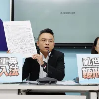 國民黨立法院黨團書記長許宇甄(右)、首席副書記長洪孟楷(左)30日上午在立法院國民黨團召開「鞭刑入法—重大詐欺、性暴力、毒駕、虐童得宣告強制鞭打」記者會,洪孟楷說黨團將提出刑法部分條文修正草案,增列「強制鞭打」為刑法從刑。(中央社) 國民黨立法院黨團書記長許宇甄(右)、首席副書記長洪孟楷(左)30日上午在立法院國民黨團召開「鞭刑入法—重大詐欺、性暴力、毒駕、虐童得宣告強制鞭打」記者會,洪孟楷說黨團將提出刑法部分條文修正草案,增列「強制鞭打」為刑法從刑。(中央社)