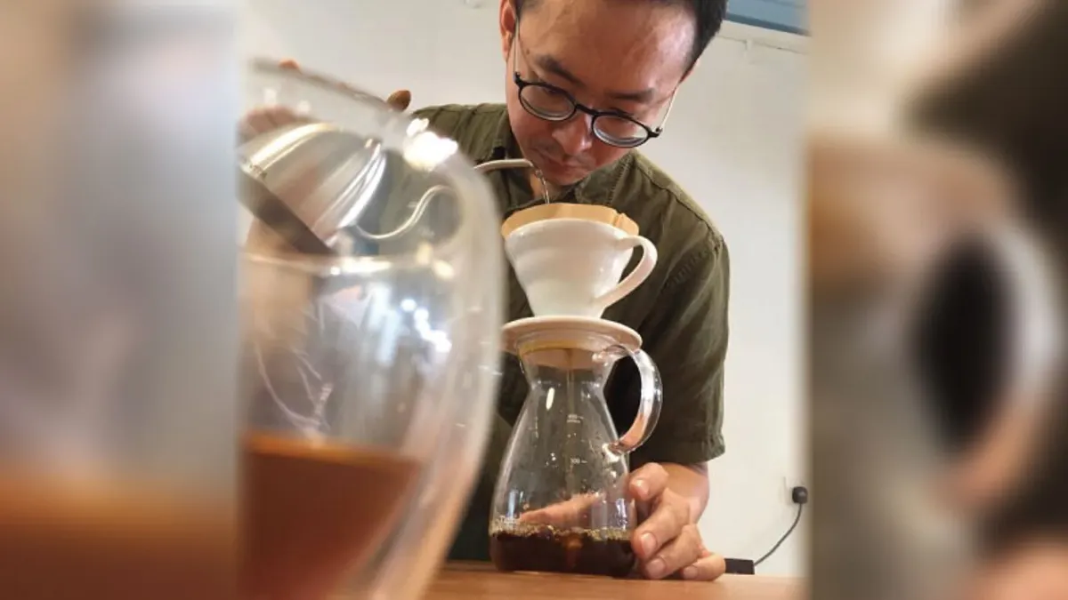 他頂著高學歷,卻踏上與所學截然不同的道路,是為了幫助別人,也為了自己不曾認真考慮過的夢想...(圖/擷取自井井粉絲專頁,風傳媒後製) 他頂著高學歷,卻踏上與所學截然不同的道路,是為了幫助別人,也為了自己不曾認真考慮過的夢想...(圖/擷取自井井粉絲專頁,風傳媒後製)