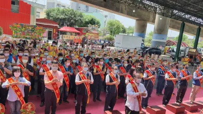 台中六房媽會今(19)日在湖日休閒廣場舉辦「雙后媽祖護捷運祈安普渡法會」,恭獻平安祈福供品300餘桌。(圖/臺中市政府提供)