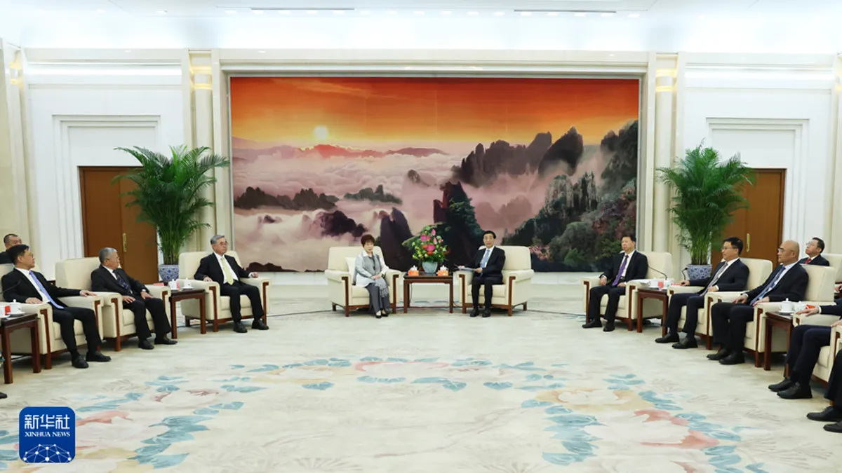 中國全國政協主席王滬寧會見洪秀柱、吳成典等參加93閱兵的台灣人士。(新華社) 中國全國政協主席王滬寧會見洪秀柱、吳成典等參加93閱兵的台灣人士。(新華社)