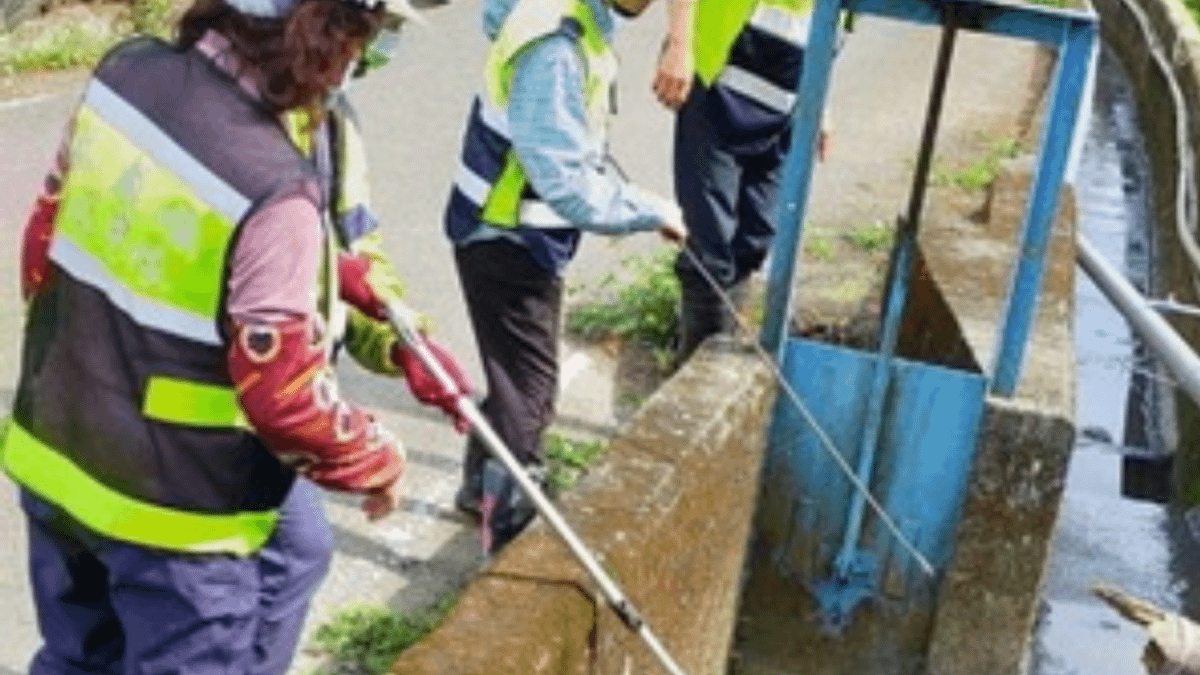 魚池鄉東光社區發展協會水環境巡守隊成立四年來,建立水源保育巡守作業,自主辦理水質監測,全部成員皆取得志工證,並協助環保局通報河川髒亂點。(圖/南投縣政府) 魚池鄉東光社區發展協會水環境巡守隊成立四年來,建立水源保育巡守作業,自主辦理水質監測,全部成員皆取得志工證,並協助環保局通報河川髒亂點。(圖/南投縣政府)