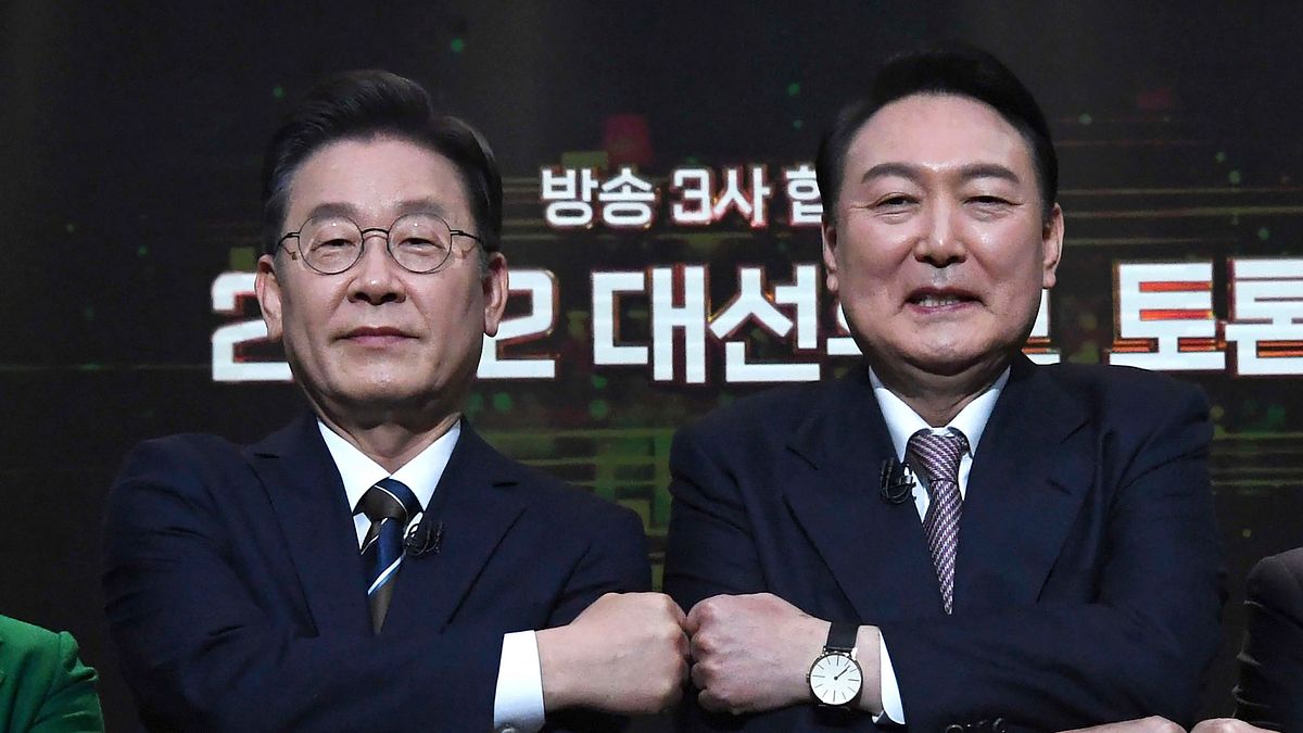 2022南韓總統大選,李在明(左)被尹錫悅(右)打敗;如今李在明再度帶領在野黨強力杯葛尹錫悅,甚至採取烈絕食手段。(AP) 2022南韓總統大選,李在明(左)被尹錫悅(右)打敗;如今李在明再度帶領在野黨強力杯葛尹錫悅,甚至採取烈絕食手段。(AP)