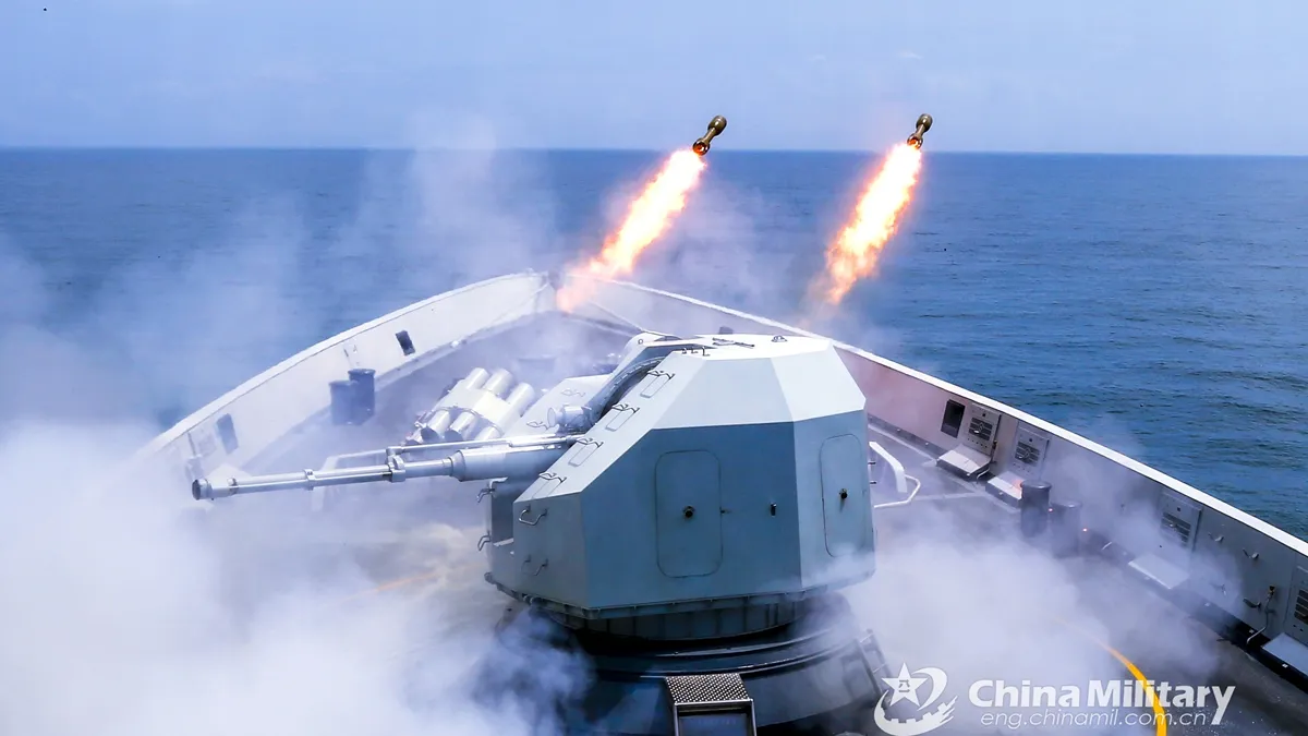 中國海軍的玉林號飛彈護衛艦,今年3月在南海演習時發射深水炸彈。(中國軍網)