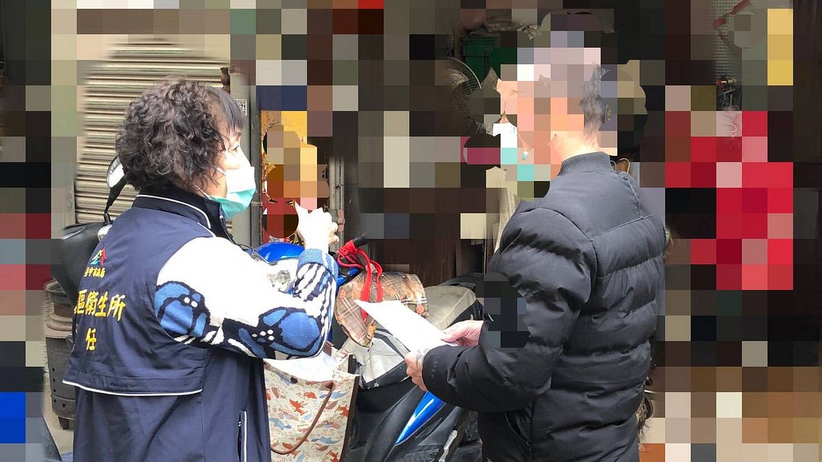 武漢肺炎疫情嚴峻,苗栗縣1名居家檢疫者戴口罩外出買咖啡,挨罰新台幣1萬元。圖為隔離期滿民眾,從台中市檢疫所返家。(台中市政府提供) 武漢肺炎疫情嚴峻,苗栗縣1名居家檢疫者戴口罩外出買咖啡,挨罰新台幣1萬元。圖為隔離期滿民眾,從台中市檢疫所返家。(台中市政府提供)