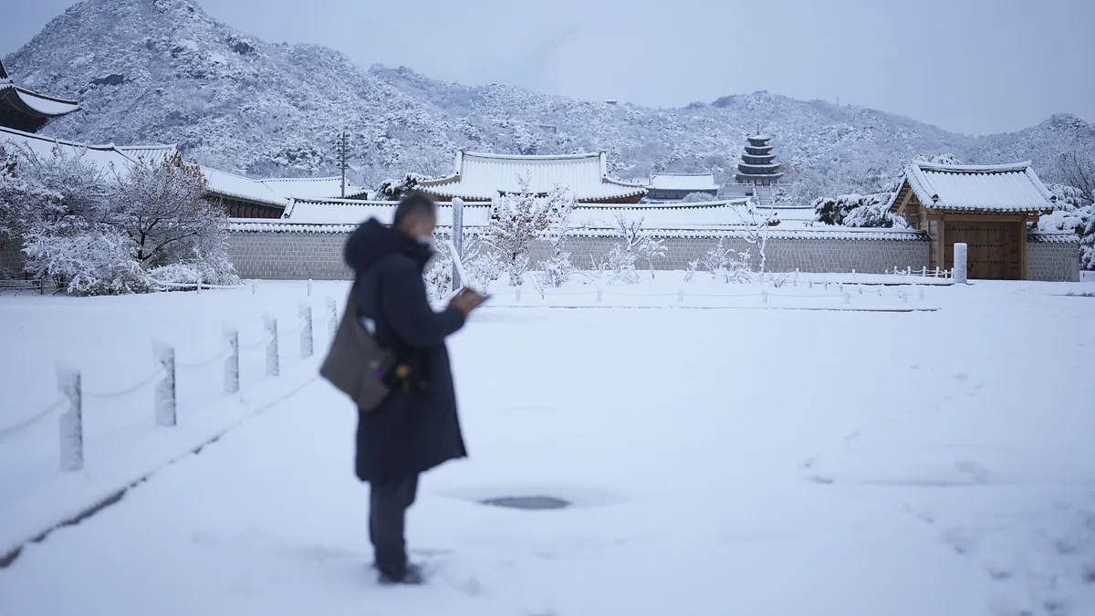 南韓多地降下大雪,首爾積雪超過20公分。(美聯社) 南韓多地降下大雪,首爾積雪超過20公分。(美聯社)