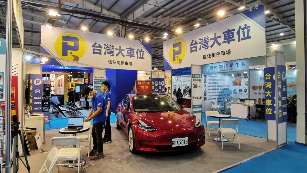 台中連鎖加盟創業大展 台灣大車位展位吸睛。(圖/業者提供)