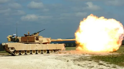 陸軍原計畫對美採購M1A2主戰車(見圖)案已遭國防部擱置暫緩,認為其已不符合國軍防衛作戰需求。(資料照,新浪軍事)