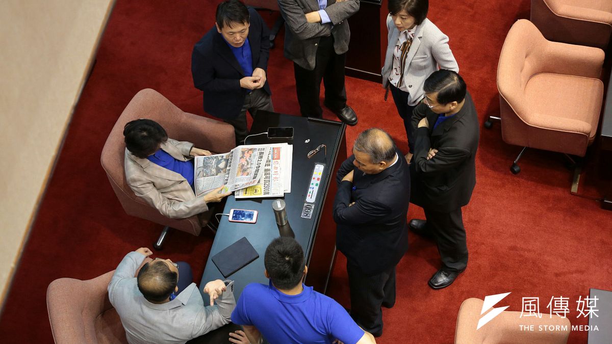 1日院會中,國民黨立委將法案退回程序委員會,也包括時代力量提的婚姻平權法案。(顏麟宇攝) 1日院會中,國民黨立委將法案退回程序委員會,也包括時代力量提的婚姻平權法案。(顏麟宇攝)