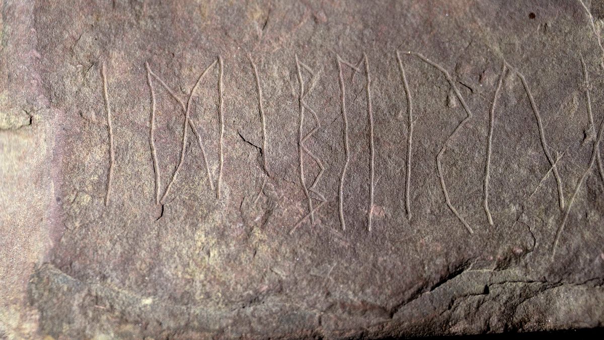 挪威的考古學家17日表示,他們發現了一塊據稱是世界上最古老的盧恩石(美聯社) 挪威的考古學家17日表示,他們發現了一塊據稱是世界上最古老的盧恩石(美聯社)