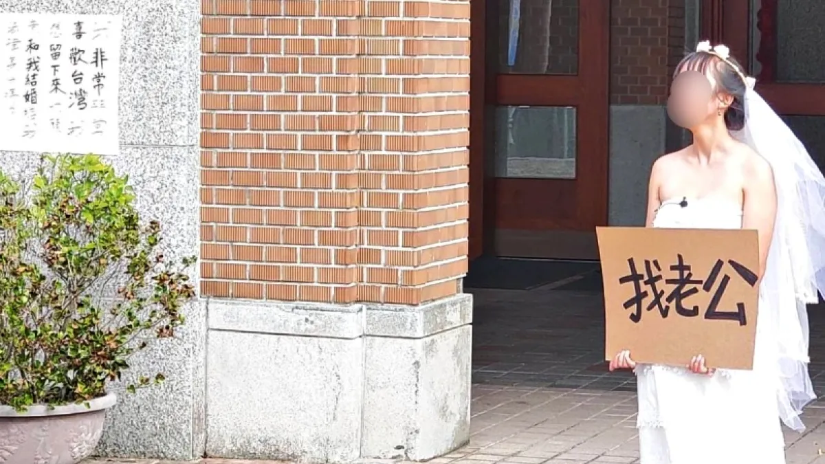 一名來自中國成都、現年24歲的女交換生,近日被目擊在台大校園內公開徵婚。(圖/翻攝自臉書)