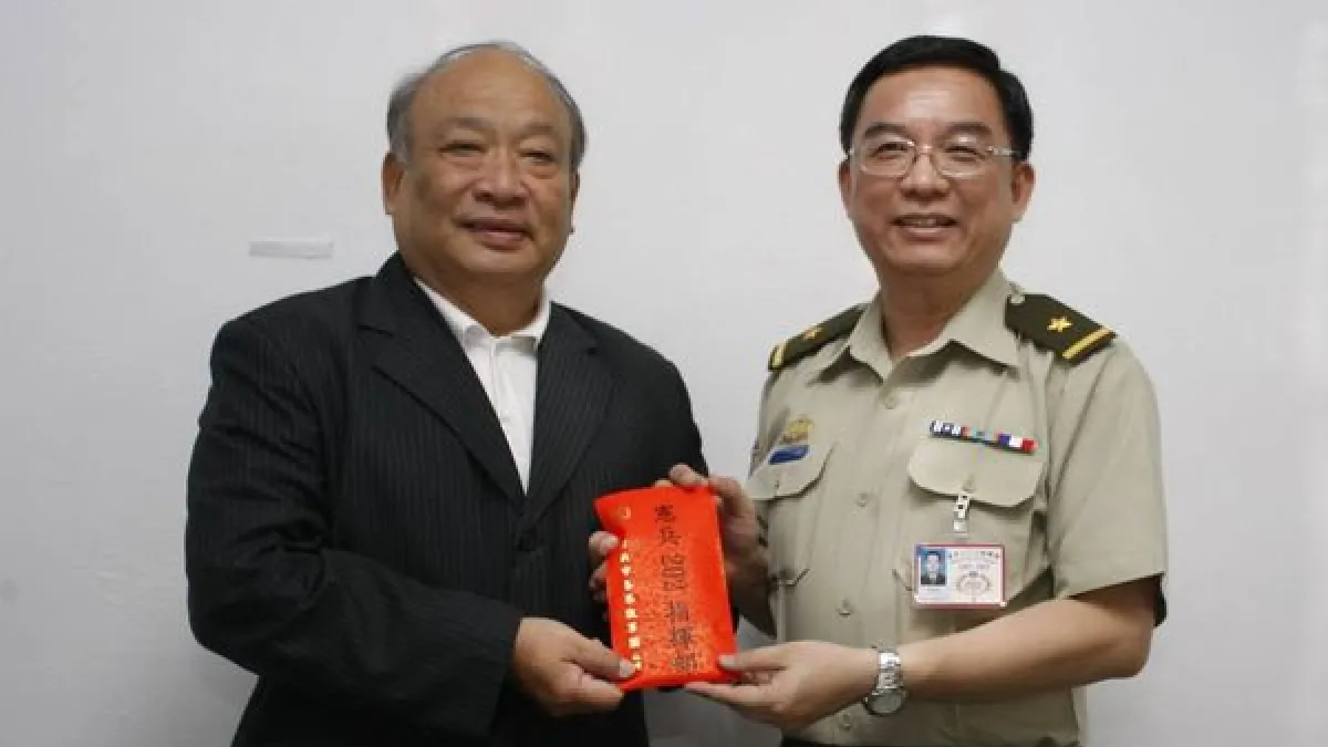 前台北市兵役局局長朱亞虎(左)是軍人出身,獲前台北市長郝龍斌賞識重用,其後到威京集團任職,如今卻因京華城案涉行賄被羈押禁見。(取自國防部發言人臉書)