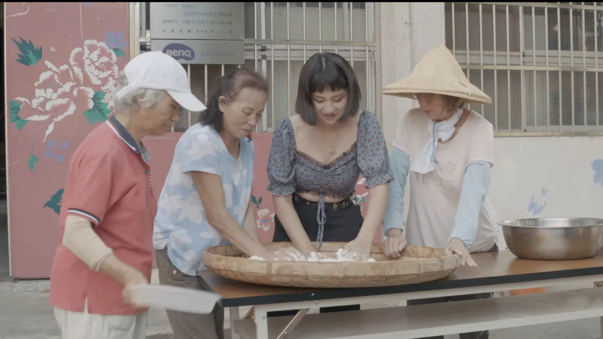 影視傳播系師生拍攝《尋找客家的味道》,向客家阿婆學習傳統米篩目製作工法。(圖/新北市客家局提供)