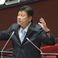 傅崐萁主張今年普發現金2萬元,並要求明年稅收增加時再加發。(資料照,柯承惠攝) 傅崐萁主張今年普發現金2萬元,並要求明年稅收增加時再加發。(資料照,柯承惠攝)