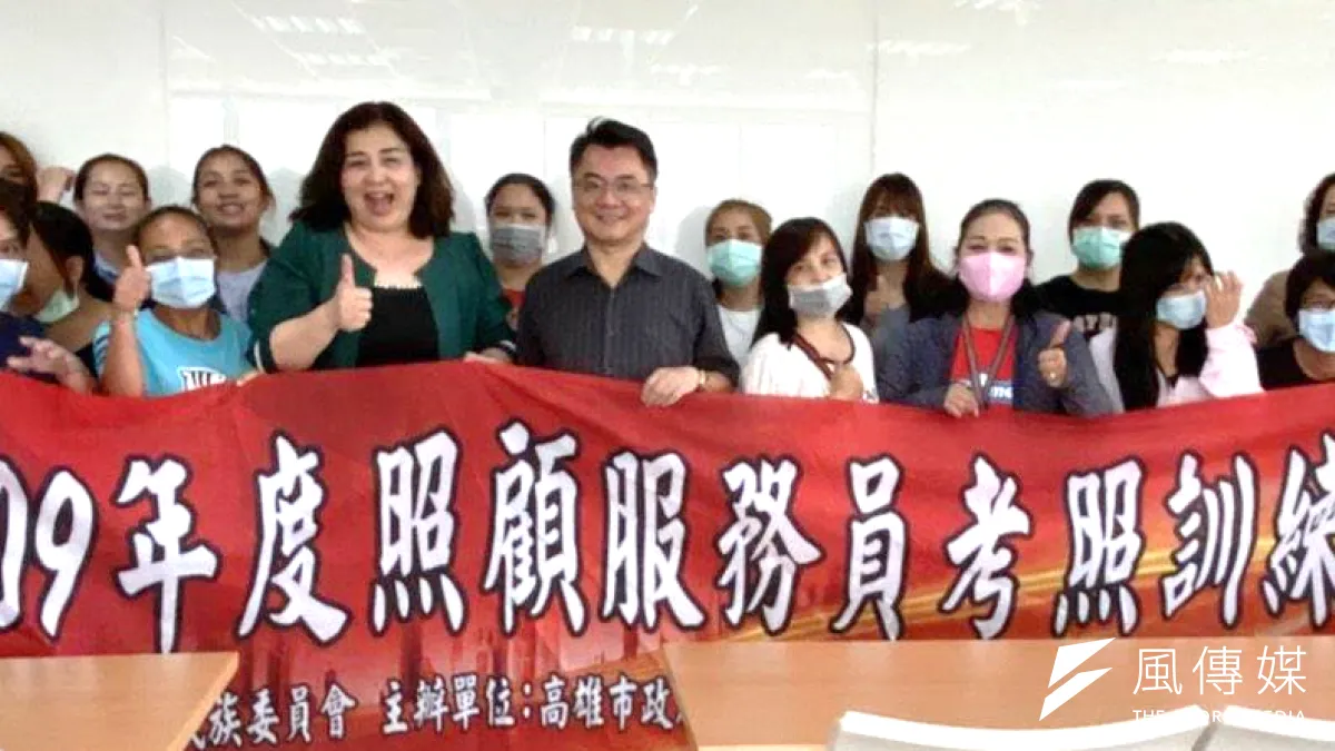 高雄市政府原民會委託社團法人高雄市長青服務協會辦理「109年度原住民職業訓練-照顧服務員考照訓練班」舉行開訓儀式。(圖/徐炳文攝)