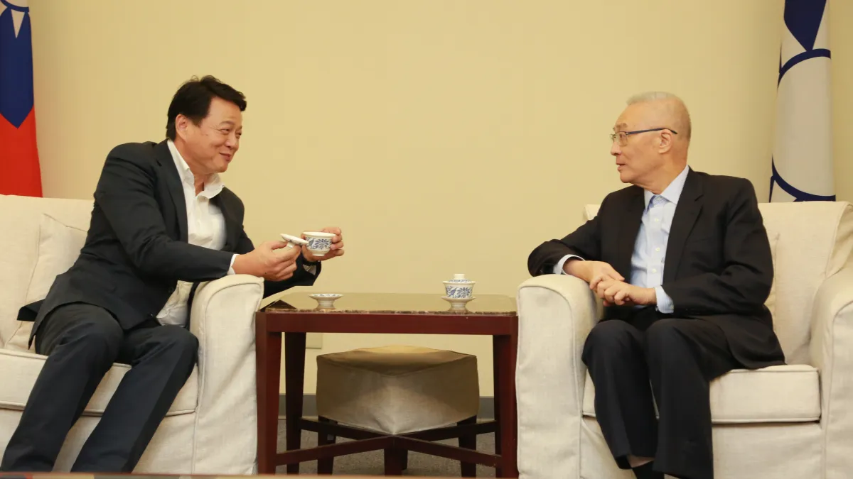針對國民黨總統初選,國民黨主席吳敦義(右)與前台北縣長周錫瑋(左)3日舉行「吳周會」。(國民黨文傳會提供)