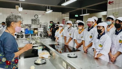 昝媽與能仁家商餐飲科學生分享饅頭製作秘訣。(圖/新北市文化局提供)