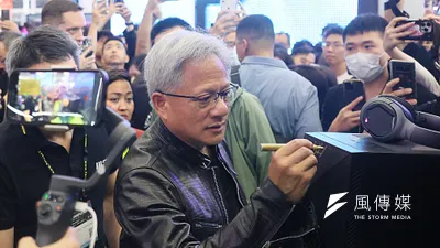 輝達(NVIDIA)執行長黃仁勳4日參觀2024台北國際電腦展,表示未來5年將在台灣設立一個很大的設計中心。(柯承惠攝)