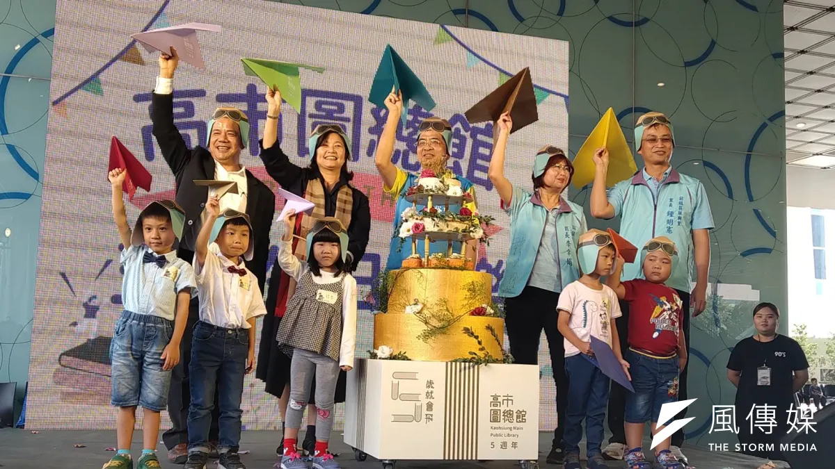 高雄市立圖書總館在滿5歲前夕特別邀請5位與市總圖同年同月同日生的小壽星讀者,與貴賓朋友一起慶生切蛋糕慶生。(圖/徐炳文攝)