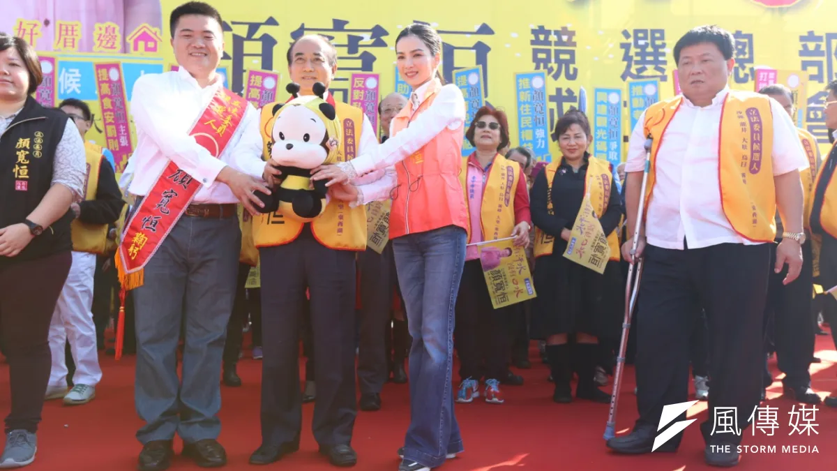 國民黨台中市立委候選人顏寬恒競選總部成立大會,顏清標、王金平到場,右二為顏寬恒妻子陳麗凌(丁志寬攝)