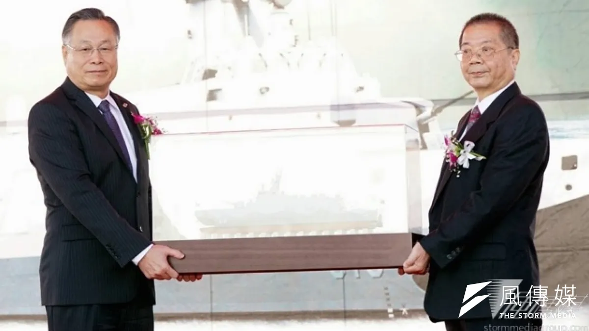 23日,國防部長嚴明與龍德公司黃守真董事長主持沱江艦交艦儀式。(蘇仲泓攝)
