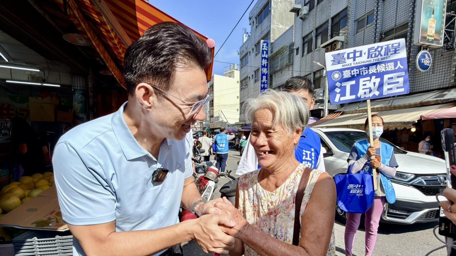 中秋拜票人氣旺!江啟臣掃市場被塞「好彩頭」 直播被問「住哪」直球對決