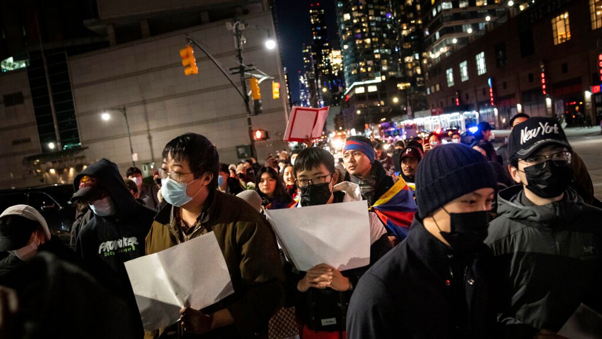 2022年11月29日,中國駐紐約總領事館外有許多人聲援「白紙革命」、高呼「打倒習近平」。(美聯社) 2022年11月29日,中國駐紐約總領事館外有許多人聲援「白紙革命」、高呼「打倒習近平」。(美聯社)